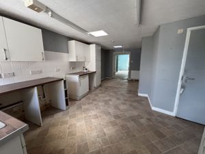 Kitchen (1)- click for photo gallery